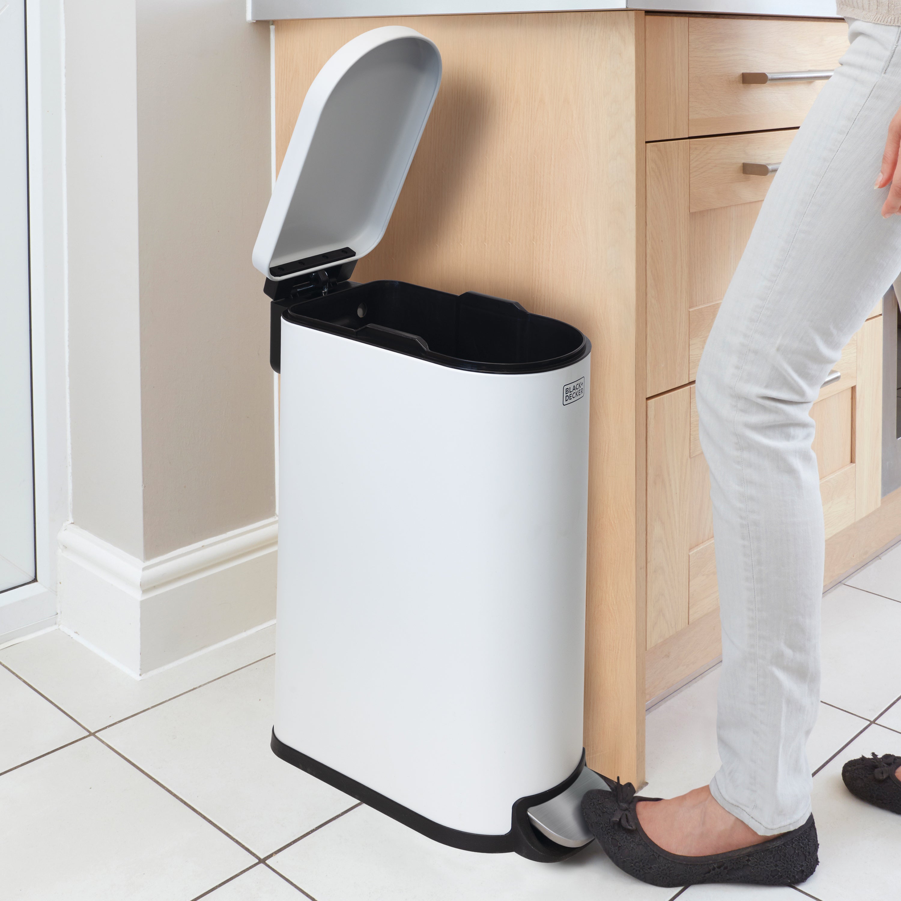 30L Curved Slimline Pedal Bin - White