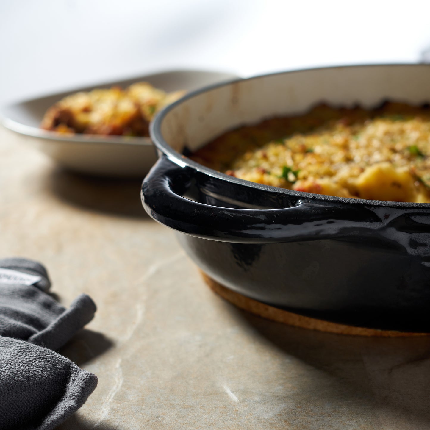 28cm Black Cast Iron Shallow Casserole Dish With Lid