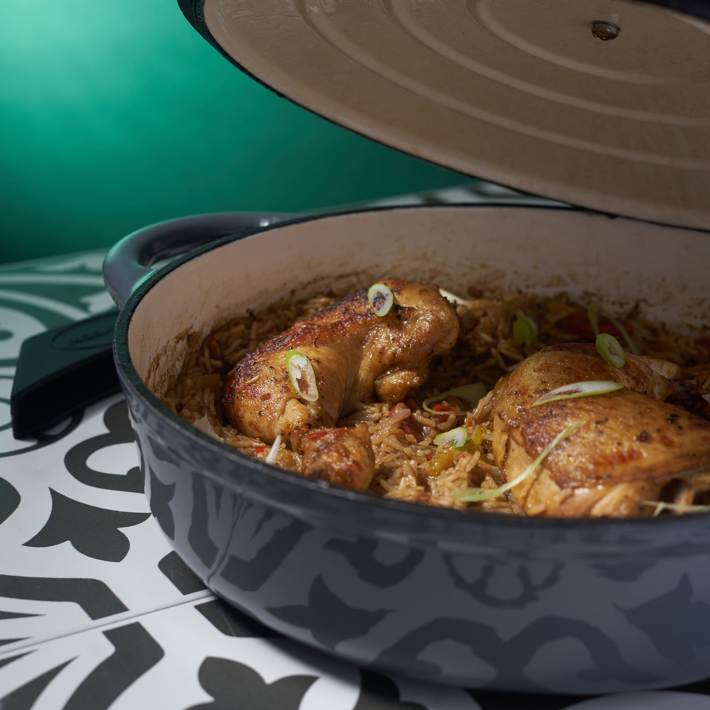 28cm Grey Cast Iron Shallow Casserole Dish With Lid